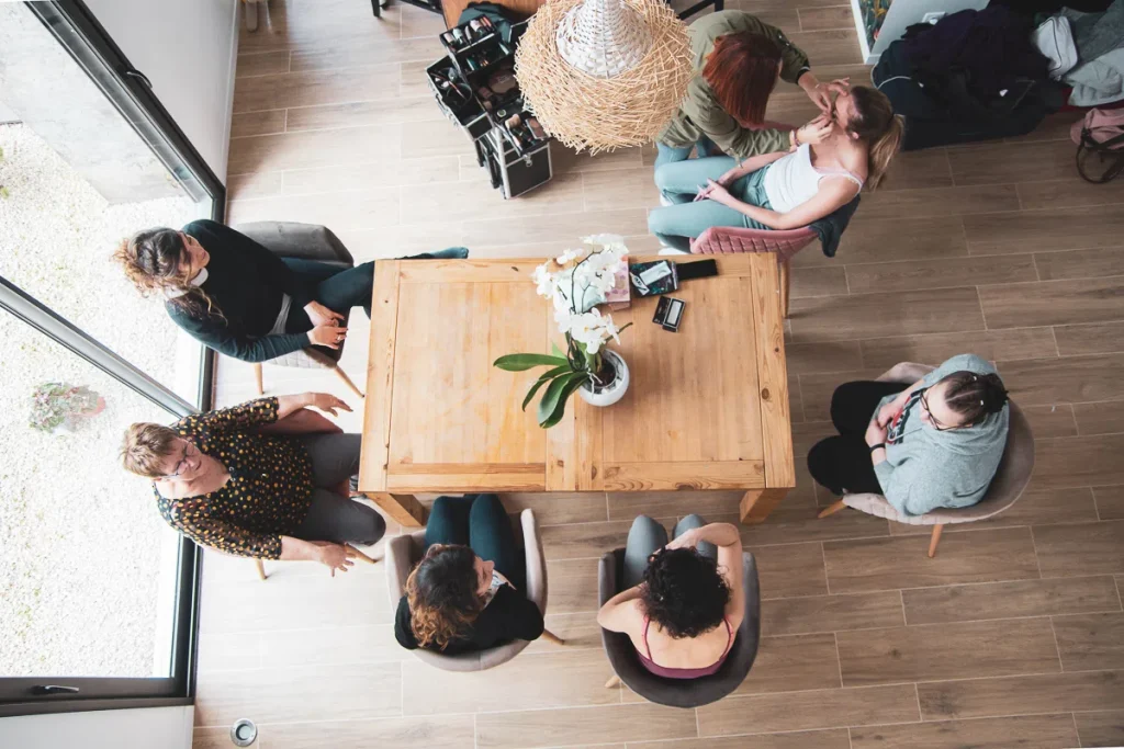 Préparatifs de la mariée à son domicile dans l'Eure entourée de sa famille, photo originale vue de dessus