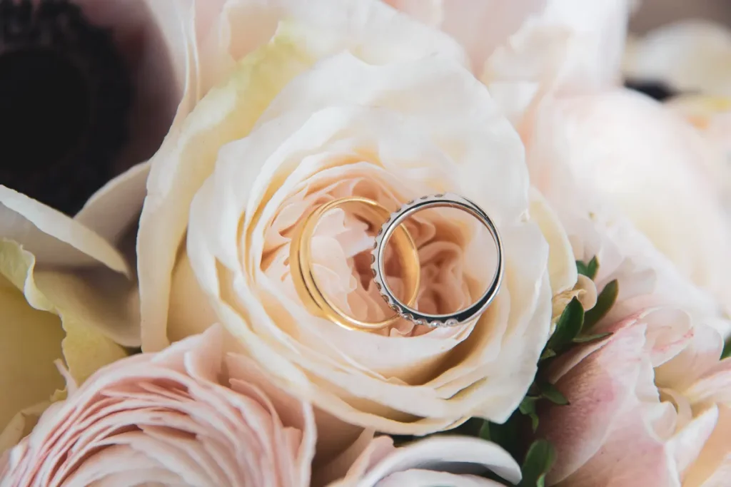 Photo originale des alliances dans le bouquet de la mariée - Mariage Eure Normandie