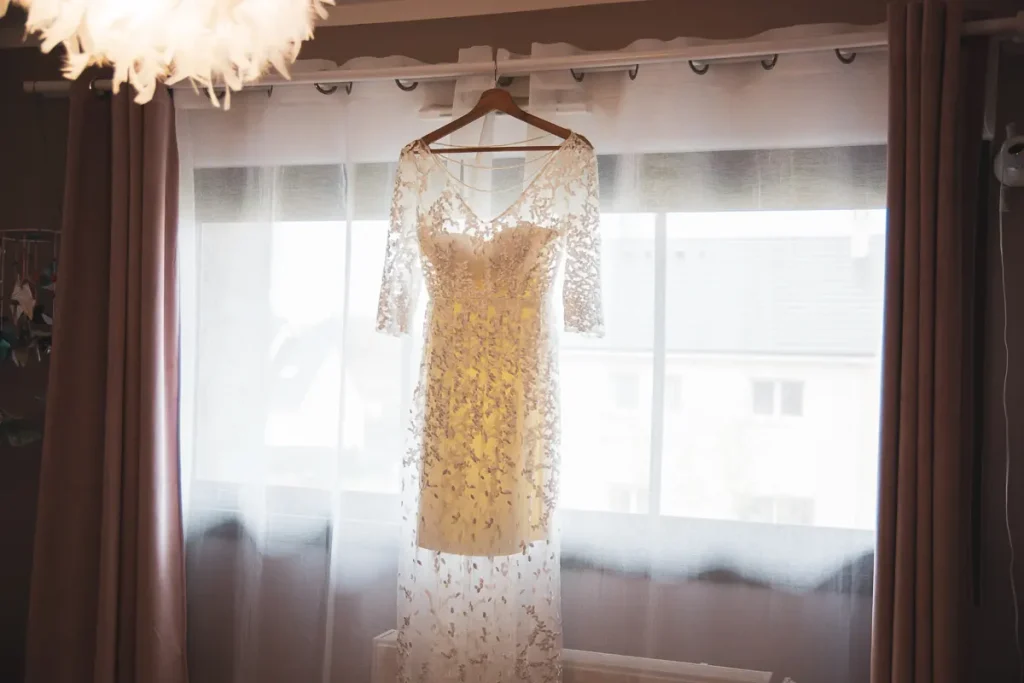 Photo robe de la mariée accrochée à la fenêtre - Mariage Eure 27