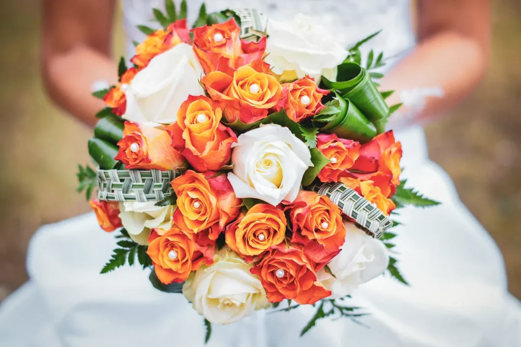 Bouquet de fleur de la mariée - Fleurs oranges avec des perles - Mariage