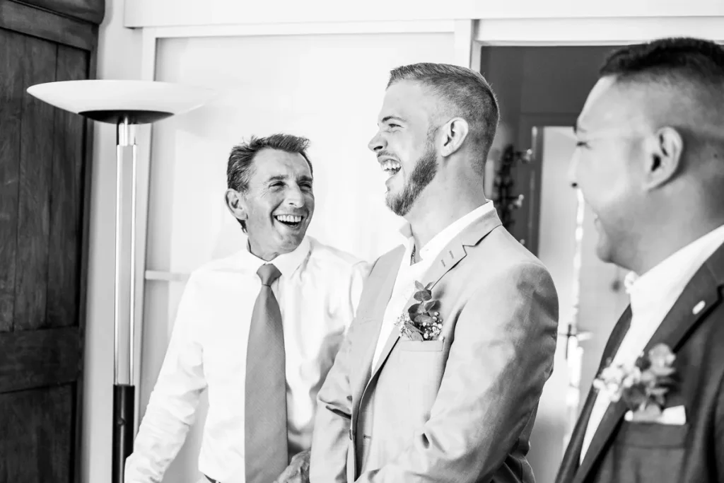 Photo originale N&B - Les invités rigolent ensemble pendant les préparatifs mariage