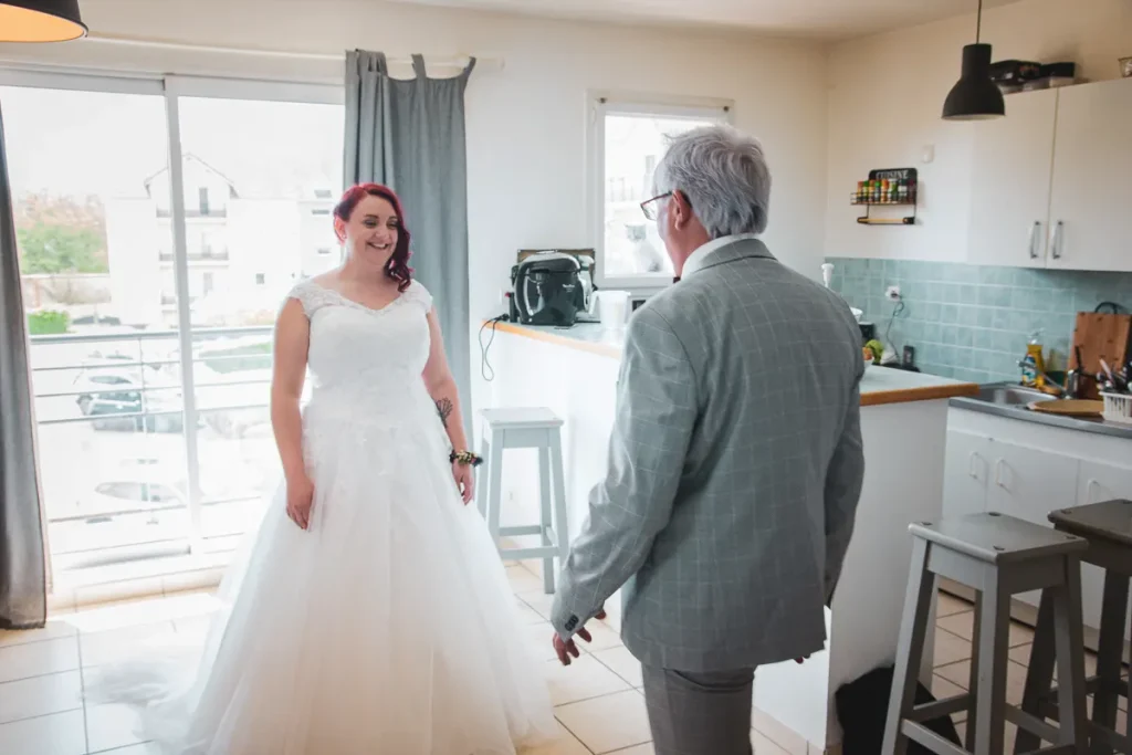 Le papa sa fille habillée en mariée - Robe de mariage Eure 27