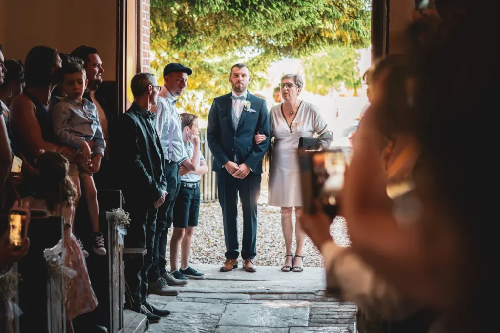 Entrée dans l'église du mariée au bras de sa maman - Photographe mariage Eure Rev'Eure