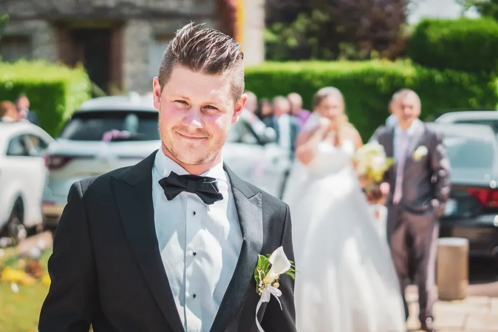 Découverte de la mariée - First look - Le marié découvre la mariée au bras du papa - Eure Evreux Rev'Eure