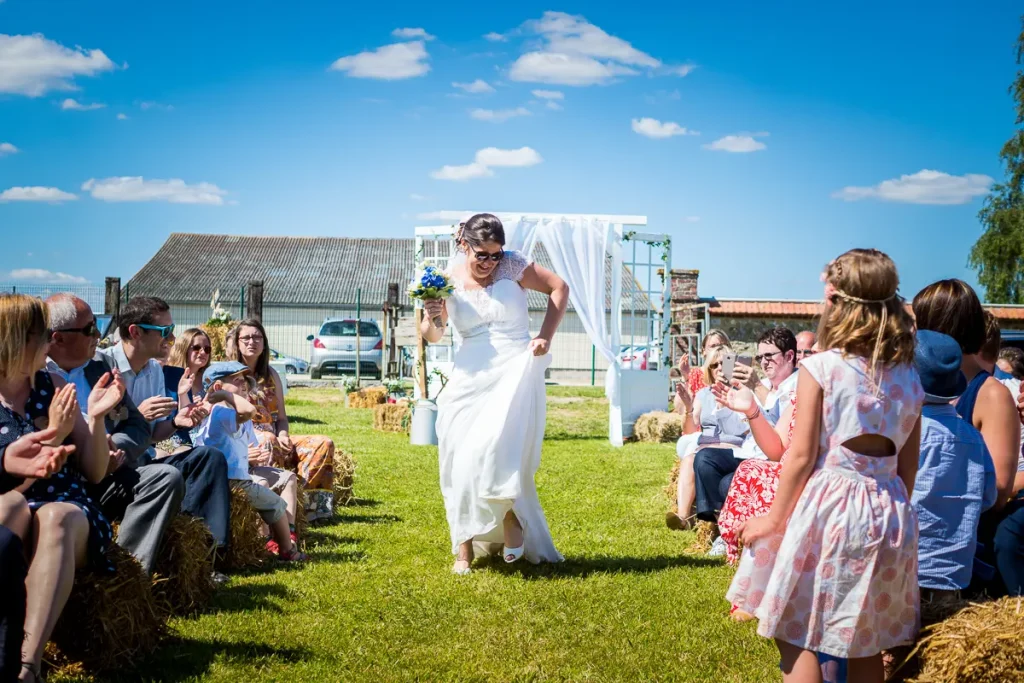 Cérémonie Laïque - Entrée de la mariée en dansant sous un beau soleil - Eure 27
