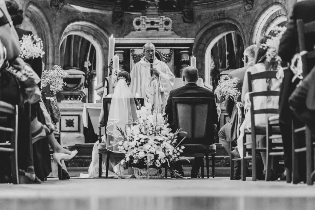 Mariés vue de dos à la collégiale de Vernon 27 - Photographe mariage Eure Rev'Eure