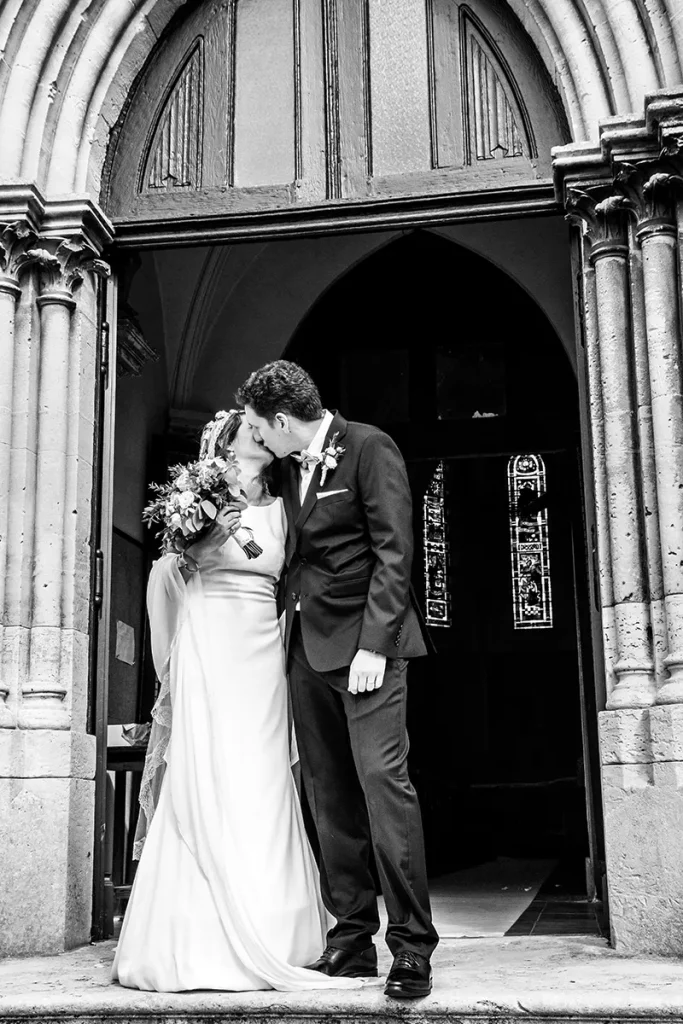 Photo N&B sortie des mariés de l'église - Rev'Eure