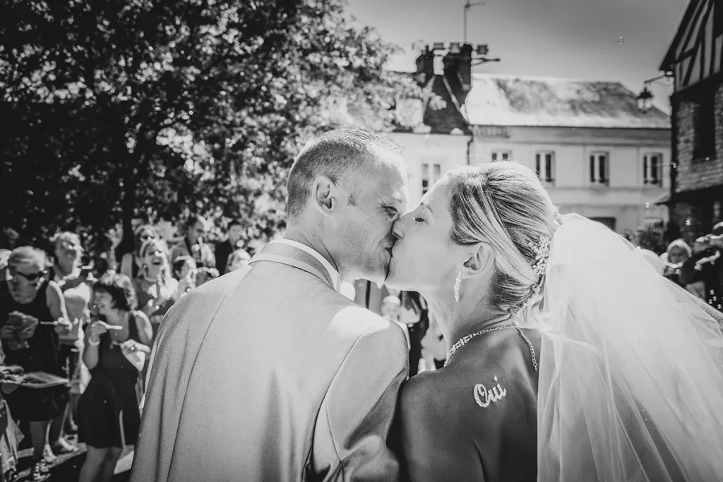 Sortie des mariés vue de dos à l'église Pont-de-l'Arche 27 - Photographe mariage Eure Rev'Eure