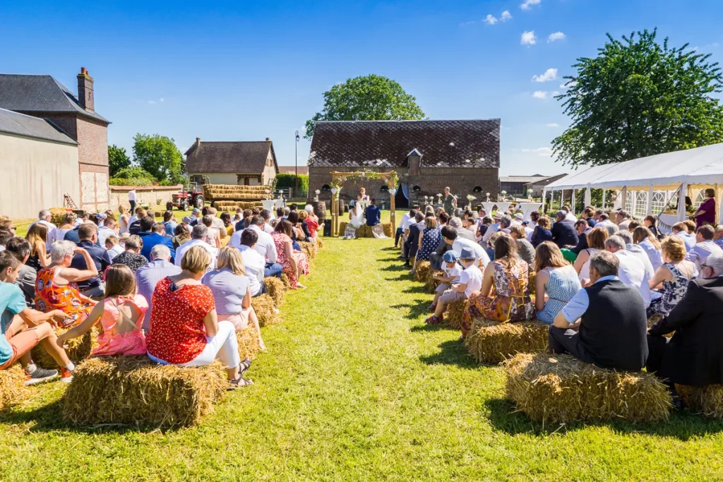 Cérémonie Laïque mariage - Les invités sur les ballots de pailles sous un beau soleil