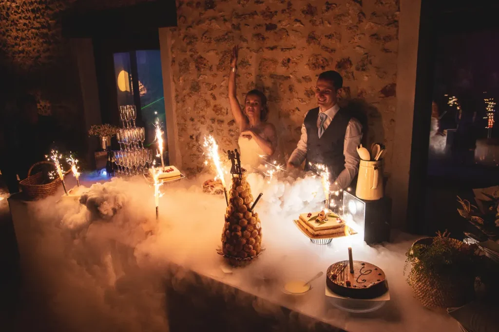 Fête soirée mariage avec le gâteau - Rev'Eure photographe