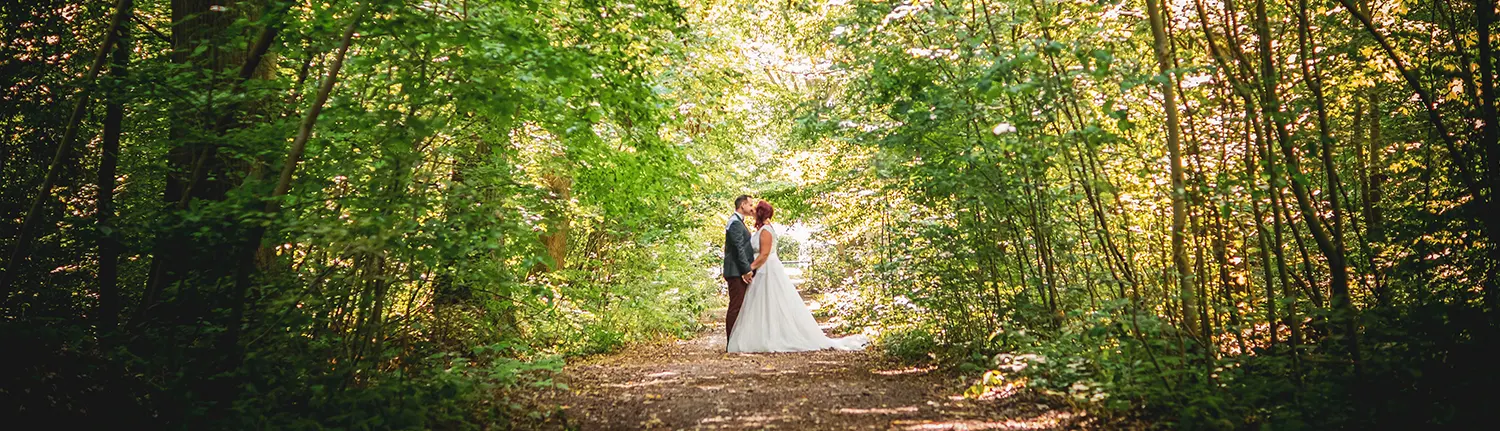 Mariage photo - Couple de mariés en forêt de bizy Vernon - Photographe et vidéaste professionnel ©Studio Rev'Eure