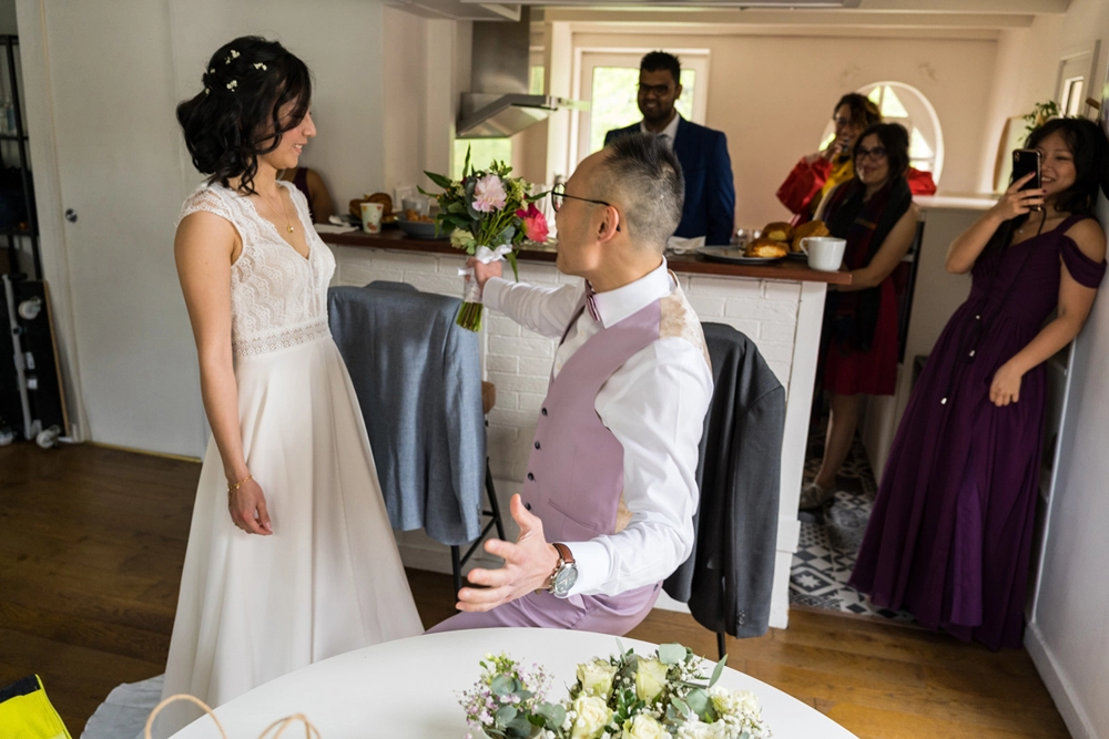 Les invités et le marié découvrent la mariée en robe de mariage