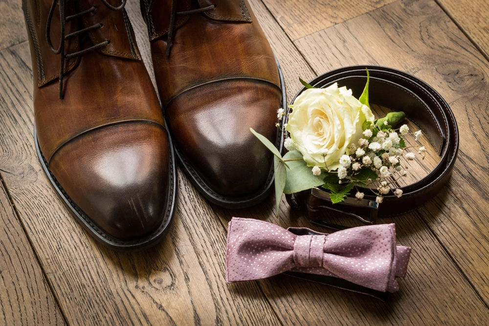 Préparatifs du marié dans les Yvelines - Accessoires mariage : chaussures, nœud de papillon, ceinture, fleur