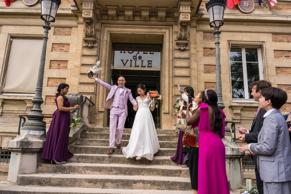 Sortie des mariés à la mairie de Maisons-Laffitte (78600) - Photographe mariage Rev'Eure