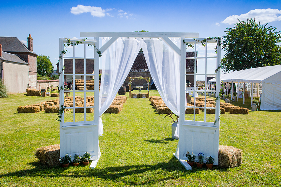 Cérémonie laïque - Décoration champêtre entrée des mariés - Photographe Rev'Eure 27 -76