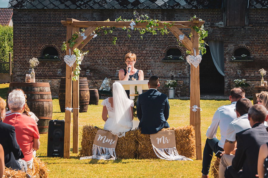Cérémonie laïque mariage champêtre - Mariés vue de dos - Photographe Rev'Eure 27 -76