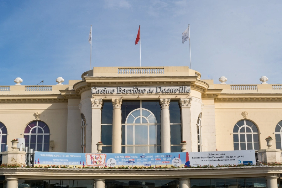 Deauville-casino-photo-couple-mariage-trash-the-dress-plage-normandie-reveure-photographe (25)