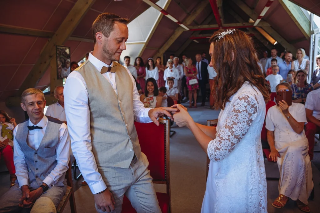 Mairie-couple-alliance-Mariage-reveure-photographe-videaste-videaste-27