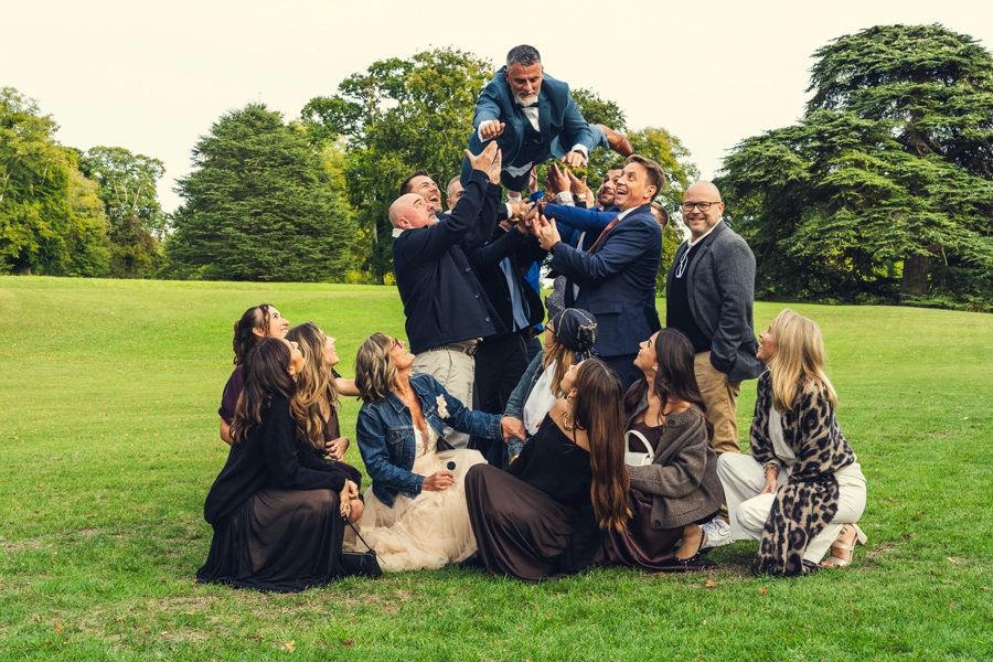 Photo originale groupe mariage - Le marié vole - Rev'Eure photographe