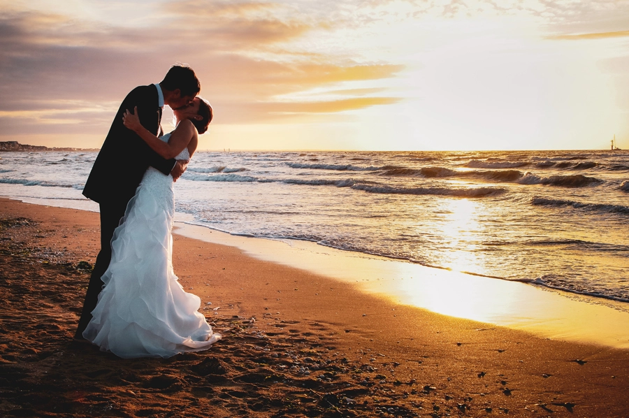 couple-deauville-cabourg-photo-plage-mariage-photographe-after-day-mer-reveure-calvados-14
