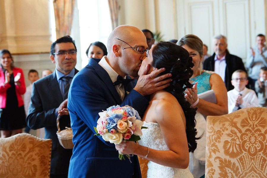 Les mariés s'embrassent à la mairie d'Evreux Eure - Rev'Eure photographe