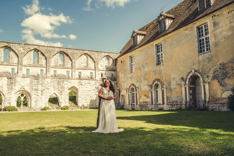 photo-couple-mariage-abbaye-de-mortemer-trash-the-dress-normandie-reveure-photographe