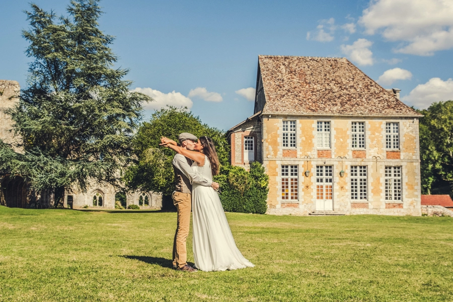photo-couple-mariage-abbaye-de-mortemer-trash-the-dress-normandie-reveure-photographe (7)