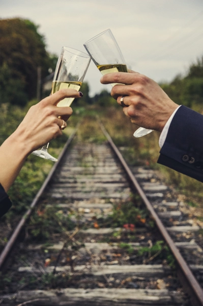 photo-couple-mariage-voie-ferree-gare-train-trash-the-dress-normandie-reveure-photographe (1)