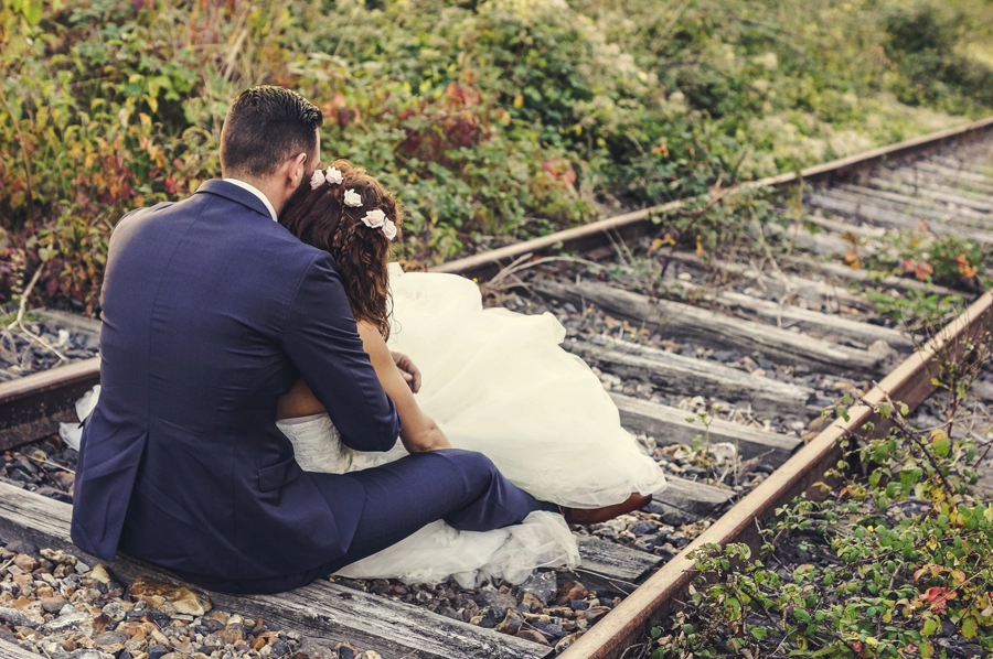 photo-couple-mariage-voie-ferree-gare-train-trash-the-dress-normandie-reveure-photographe (7)