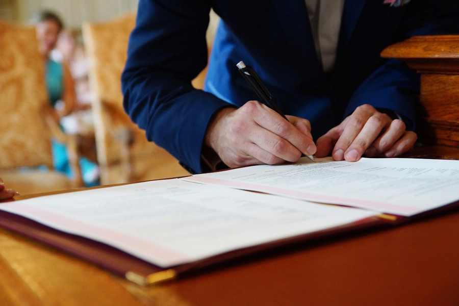 Signature du marié à la mairie Evreux Eure 27 - Photographe Rev'Eure